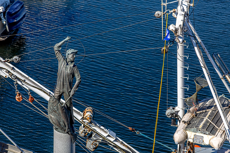 Seattle Fishermen’s Memorial. The figure’s gaze is fixed over his left shoulder towards the Ballard Bridge where he ‘watches’ all departing vessels