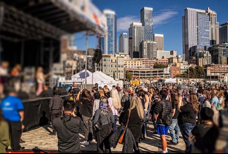 Outdoor concert at Pier 62