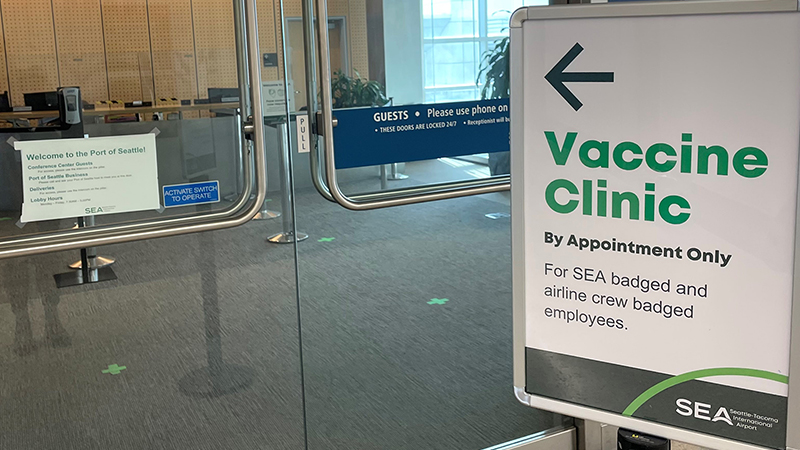 Sign with an arrow toward the COVID-19 vaccination clinic at SEA Airport, March 2021 