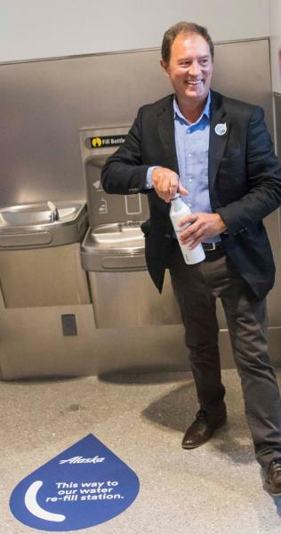 Commissioner Steinbrueck uses a refill station