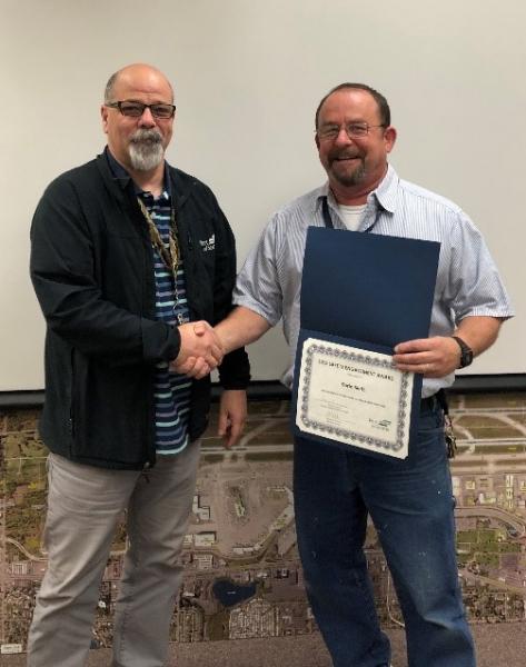 Darin Swift receives his safety engagement award certificate